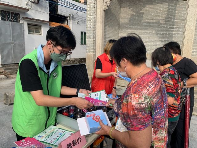 三鄉(xiāng)鎮(zhèn)開(kāi)展“宣傳禁毒進(jìn)小家，‘無(wú)毒’社區(qū)靠大家”活動(dòng)照片3.jpg